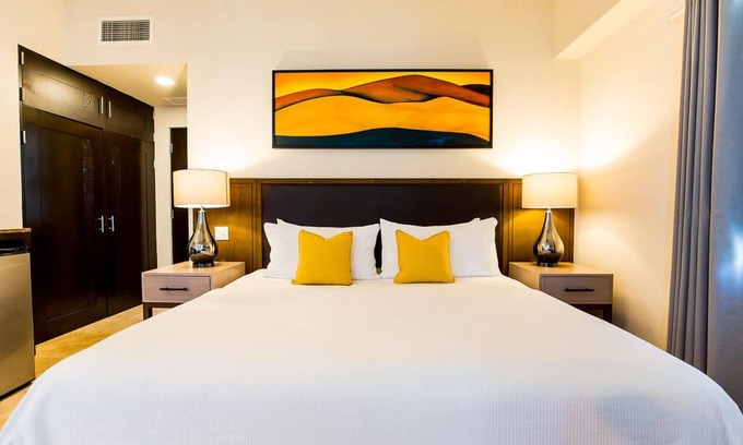 El Medano Ejidal Apartment | Spacious 2BR Suite with Full Kitchen! Rooftop Pool, Beachfront, Pet-friendly!
