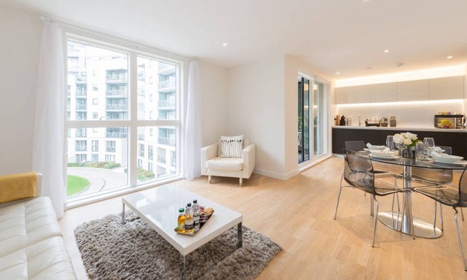 London Borough of Hounslow Apartment | ★ Spacious 2BR ★ w\car parking walk to Kew Gardens