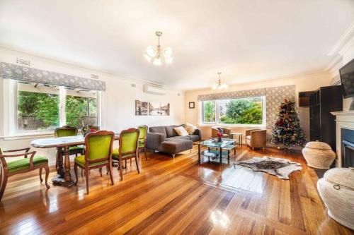 Glen Waverley House | Spacious 3+2BR* house secluded in leafy gardens
