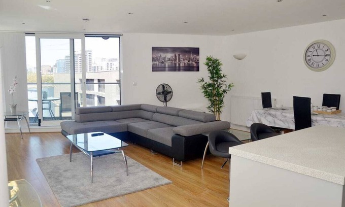 Docklands Apartment | Spacious 3 -Bed Apt close to City Airport & 3 mins walk to ExCel Centrenn