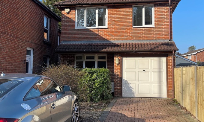Southampton House | Spacious 3-Bed Detached House - Prime Location nr Southampton Uni and Hospital