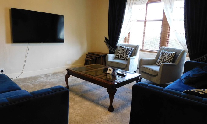 Drumchapel House | Spacious 3 Bed Family Friendly Home with Garden & Parking, Sleeps 6 & Baby, Nea