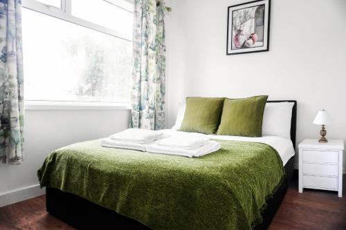 Clayton House | Spacious 3-Bed Family Home - Contractor Friendly - Near Coop Live & Etihad Stadium - Free Parking