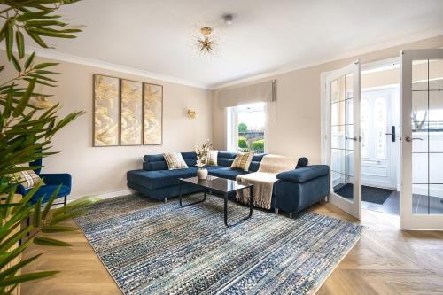 Glasgow House | Spacious 3 Bed Home in Glasgow City With Free Parking