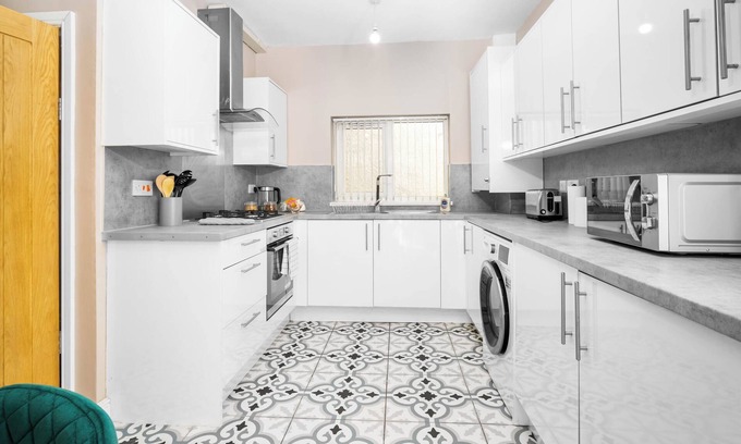 Oldbury House | Spacious 3 bed house/sleeps 5/Free parking-Oldbury