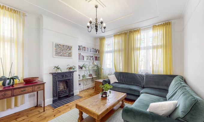 Northfield Other | Spacious 3 bed house with garden in Ealing