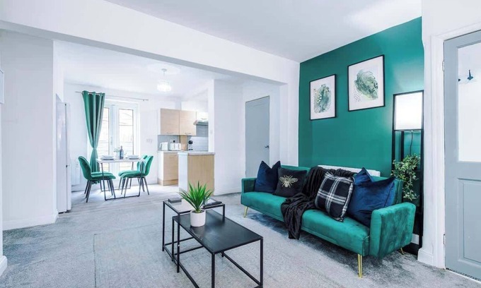 Clayton House | Spacious 3-Bed, Ideal for Long-Term, FREE Parking!