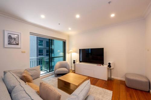 Melbourne Central Business District Apartment | Spacious 3-bed Unit in Melbourne CBD w Pool & Gym