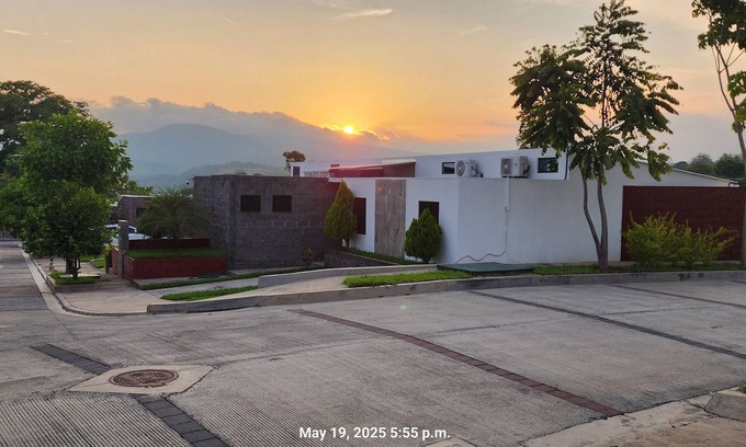 Coatepeque House | Spacious 3-bedroom bungalow with AC Entire house , WiFi in San Juan Opico.