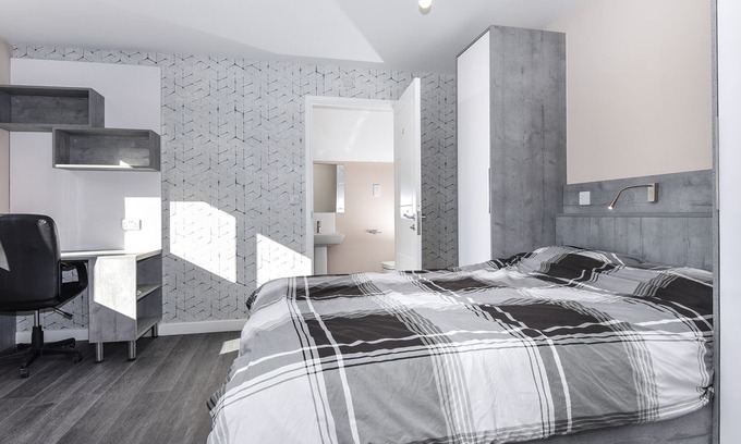 Runnymede Apartment | Spacious 3 bedroom 3 bathroom apartment close to Heathrow