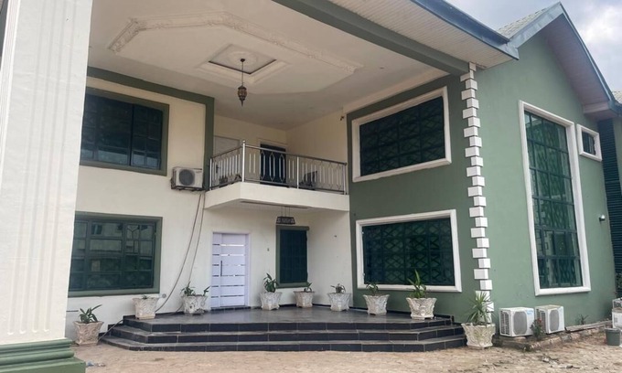Benin City Apartment | Spacious 3-bedroom apartment with swimming pool & gymn in charming Benin City