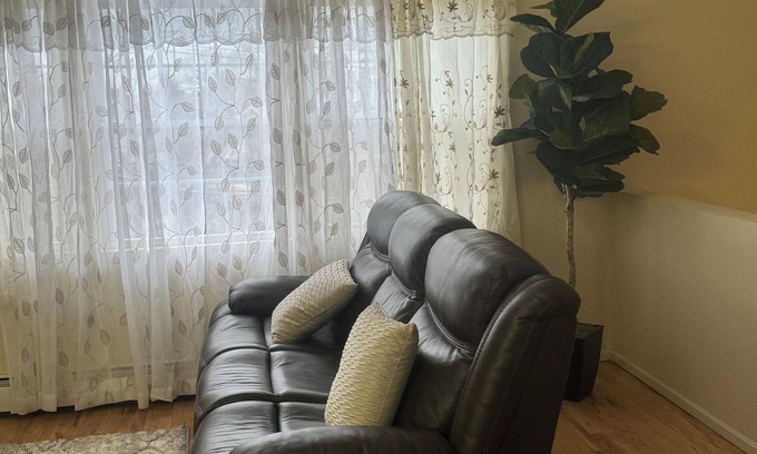 Queens Apartment | Spacious 3-bedroom apartment 5 minutes walk to Air train to JFK airport