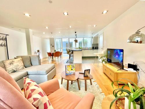 Holloway Apartment | Spacious 3-bedroom Holloway Flat with Patio & WiFi near Islington , Kings Cross , Camden Town