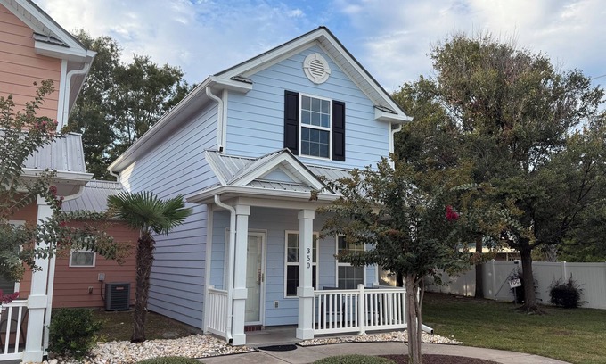 Myrtle Beach Cottage | Spacious 3-bedroom cottage, 2 Blocks To Beach! Free WIFI and Parking in Myrtle