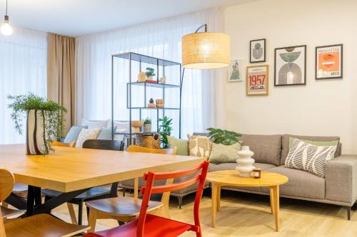 Holesovice Apartment | Spacious 3BR - 2 Parking Spots, Full Kitchen, by Gravity Prague