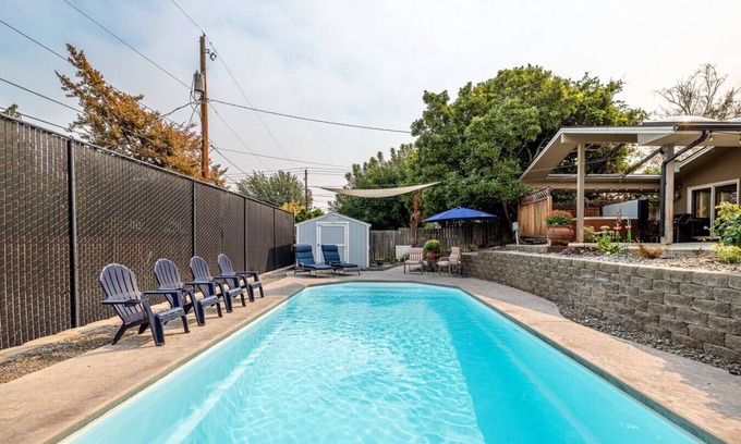 Wenatchee House | Spacious 3BR,8 guest, pool/2BA/Hot tub, SKI-SUN