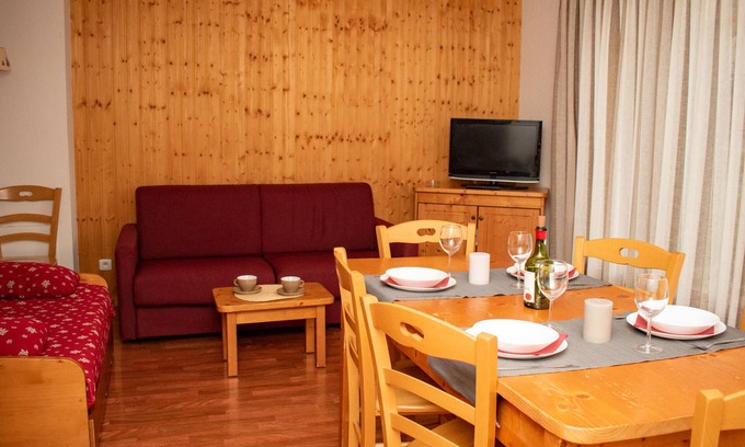 Saint-Etienne-en-Devoluy Ski Chalet | Spacious 3BR Chalet, Sleeps 8, Near Pistes, Heated Pool
