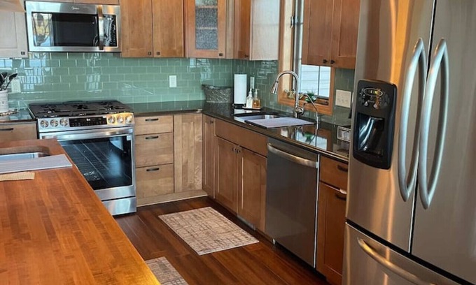 Republic House | Spacious 3BR Lakefront Home w Guest Garage-Dominium!