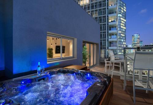 Tel Aviv Apartment | Spacious 3BR Penthouse with Jacuzzi on Rosthchild by HolyGuest