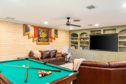 Garden Oaks House | Spacious 3BR Retreat - Pool Table Gazebo Yard