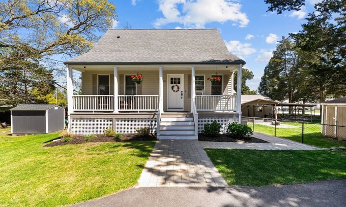 Bristol House | Spacious 4 Bed & 3 Full Bath Home in Bristol, RI - 300ft from the water