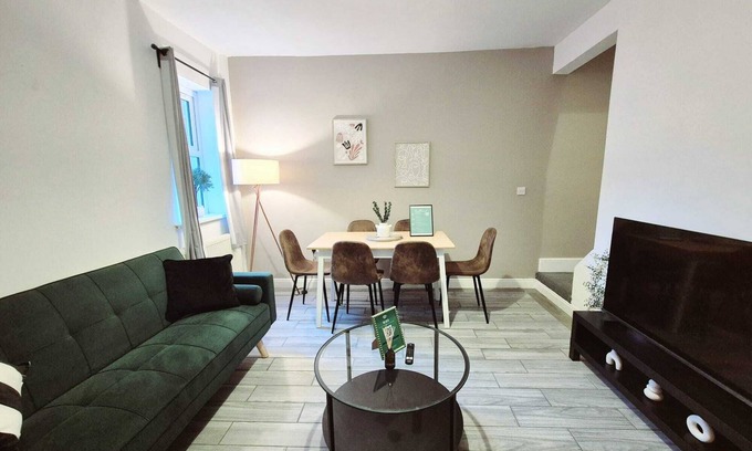 Wolverhampton House | Spacious 4-Bed, 3-Bath Modern Home – Designed for Long Stays & Contractors!