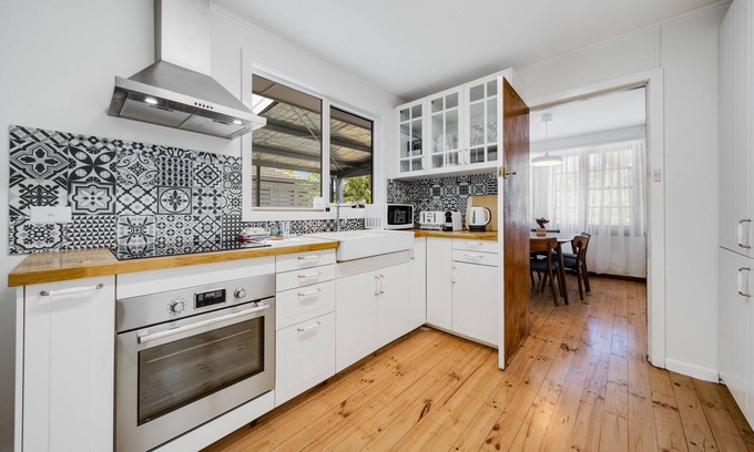 Ainslie House | Spacious 4-bed Family Home in Tranquil Setting