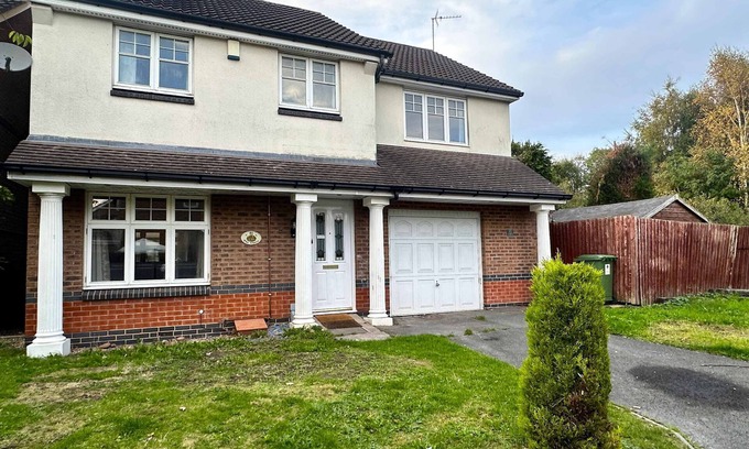 Wolverhampton House | Spacious 4 Bed House with parking in Wolverhampton