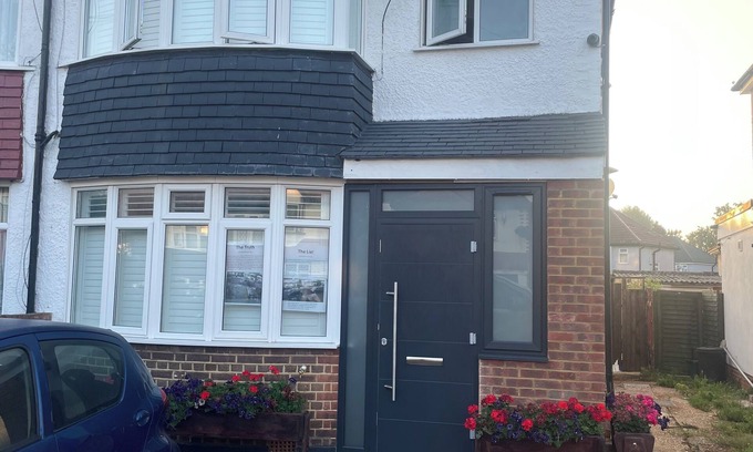Whitton House | Spacious 4-bed House nr Twickers and 20 mins to London and LHR