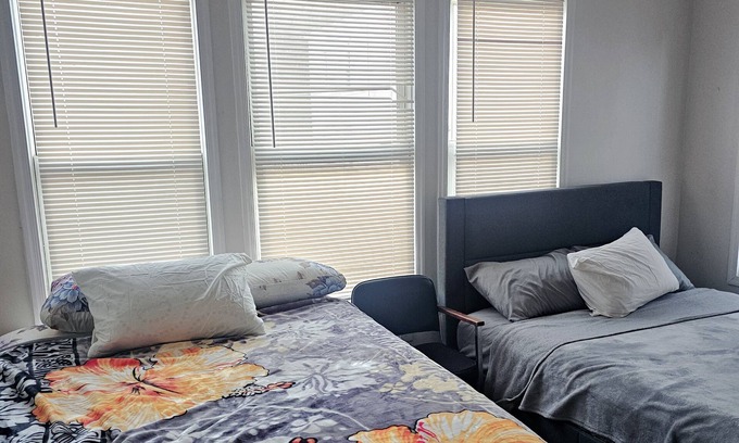 Weequahic Apartment | Spacious 4-bedroom apartment with WiFi, AC /Heat in awesome Lehigh Ave,l Newark