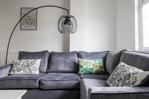 Grangetown House | Spacious 4-Bedroom Apt | Pool Table