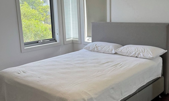 Randwick House | Spacious 4-bedroom home South Coogee - easy access to beaches, parks, airport