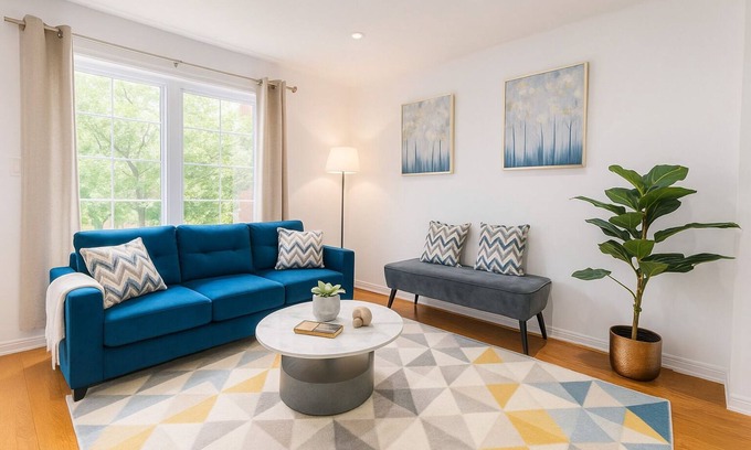Mavis-Erindale House | Spacious 4 bedroom Home (15 mins from YYZ airport)
