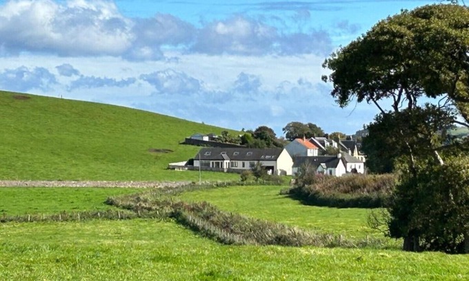 Campbeltown House | Spacious 4 bedroom, private garden, 10 min stroll or 2 min drive to town centre.