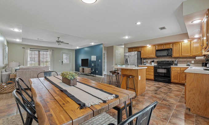 Jonesboro House | Spacious 4-bedroom house in Jonesboro with Highspeed WiFi