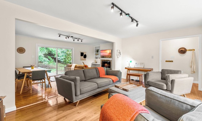Carrboro House | Spacious 4-bedroom house with Fenced-In backyard near UNC and Chapel Hill