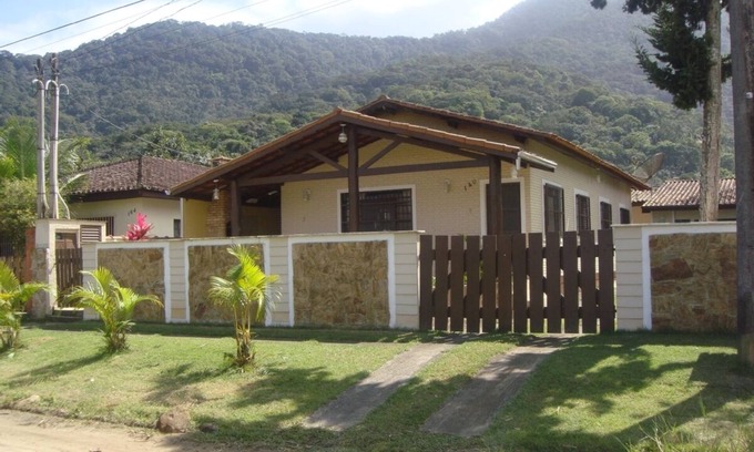 Maranduba House | SPACIOUS 4 BEDROOM HOUSE UP TO 14 PEOPLE/6 PARKING SPACES/150M FROM MARANDUBA BEACH WIFI