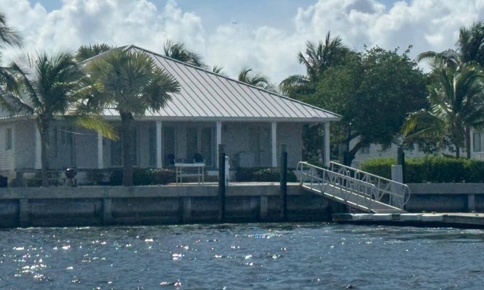 North Bimini House | Spacious 4-bedroom house with WiFi, AC, & Filtered Water. 40ft floating Dock.