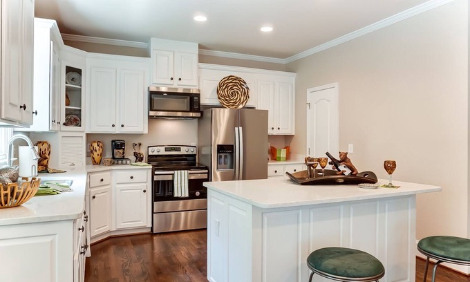 Sherwood Forest House | Spacious 4 Bedroom in Prime Location!