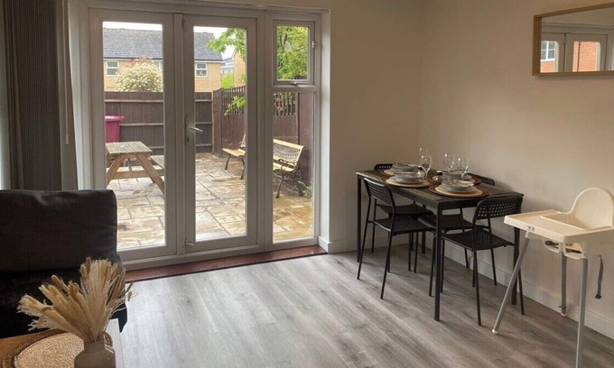 Reading House | Spacious 4 bedrooms to host 9 guests in Reading