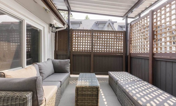 Marpole House | Spacious 4 BR House in Park Drive