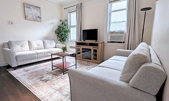 North Ironbound House | Spacious 4BR/2BA | 7Min > EWR | 20-40Min > NYC