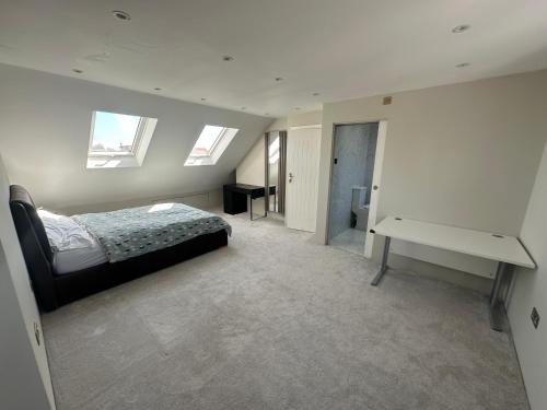 Stonecot House | Spacious 4BR Home Garden & Office Space
