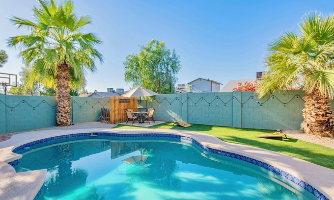 Glendale House | Spacious 4BR house with Pool Table, Games, AC, Fast WiFi, Workspace, in Glendale