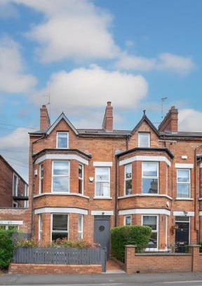 Belfast House | Spacious 4BR Victorian Property w/Outdoor Terrace