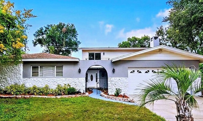 Altamonte Springs House | Spacious 5-bedroom house with AC, huge patio and Pingpong table in Altamonte