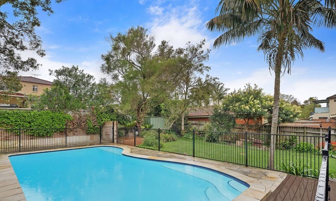 Collaroy Plateau House | Spacious 5-Bed House with Pristine Garden