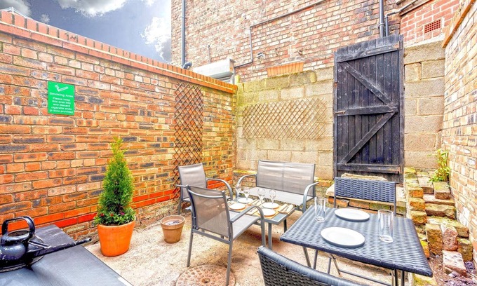 Liverpool House | Spacious 5 Bed House, ideal base for groups, free parking, great location
