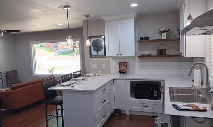 East Point House | Spacious 5-bedrm house in enchanting East Point with WiFi, AC. 4 mins to airport