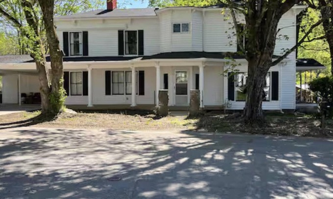 Coalfield House | Spacious 5-bedroom pet friendly house with WiFi, AC in charming Oliver Springs